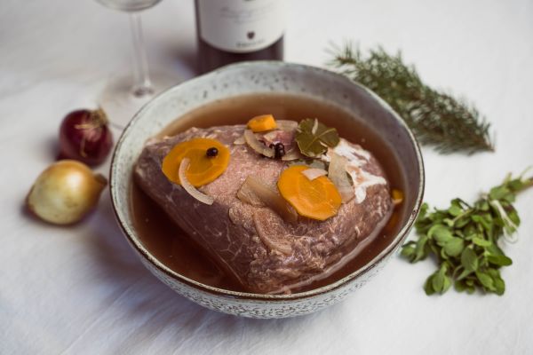 Rinderbraten in Rotweinbeize